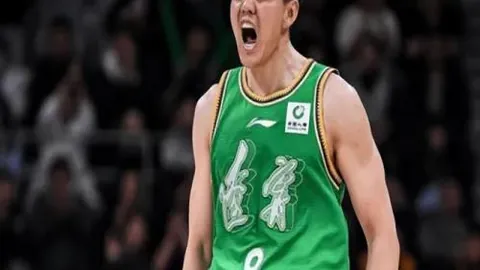 “王大雷染红泰山队10人战平河南，克雷桑纳击中门框金永神扑保平局”